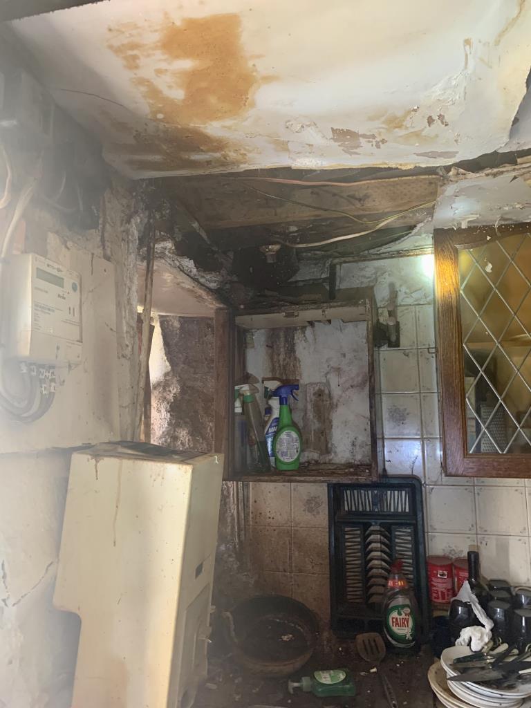 Lot: 53 - PROPERTY FOR COMPLETE REFURBISHMENT OR REPLACEMENT -